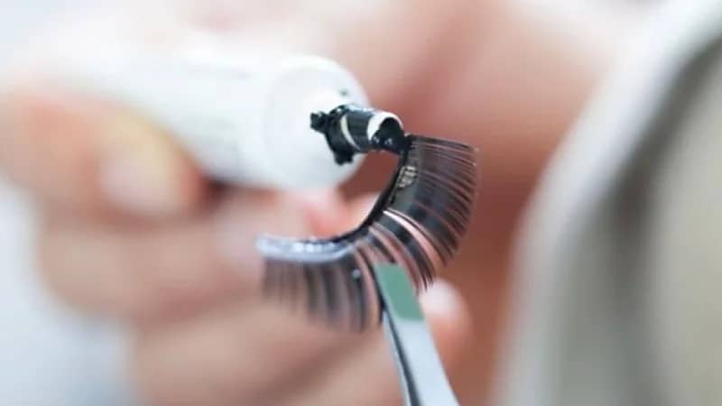 مستشفى الملك خالد توضح ارشادات تركيب الرموش لتجنب خطورتها