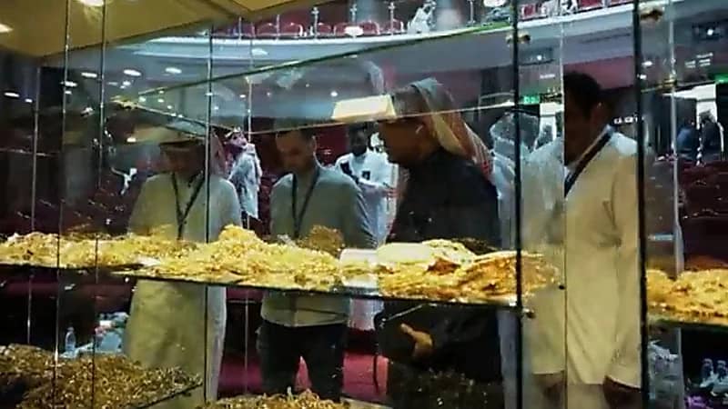 بالفيديو.. مزاد علني لبيع مشغولات ذهبية في الميناء الجاف