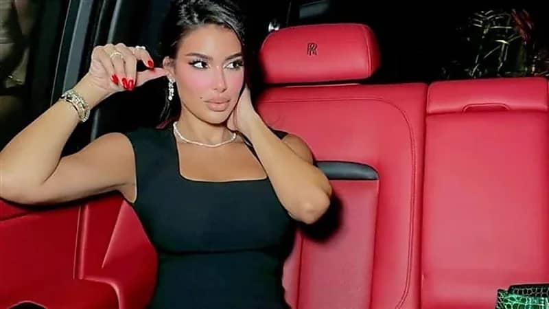 شاهد.. إطلالة أنيقة لياسمين صبري داخل سيارة فارهة 