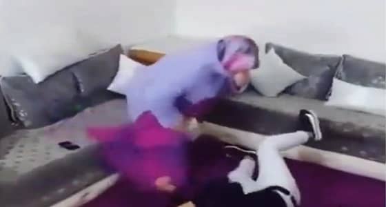 بالفيديو.. رد فعل صادم لأم أزعجها ابنها وهي تتحدث بالهاتف