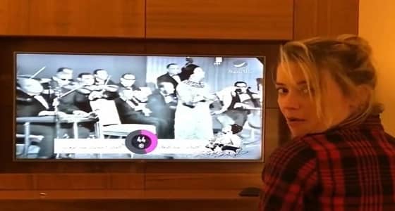 فتاة أمريكية تتراقص على أنغام أم كلثوم