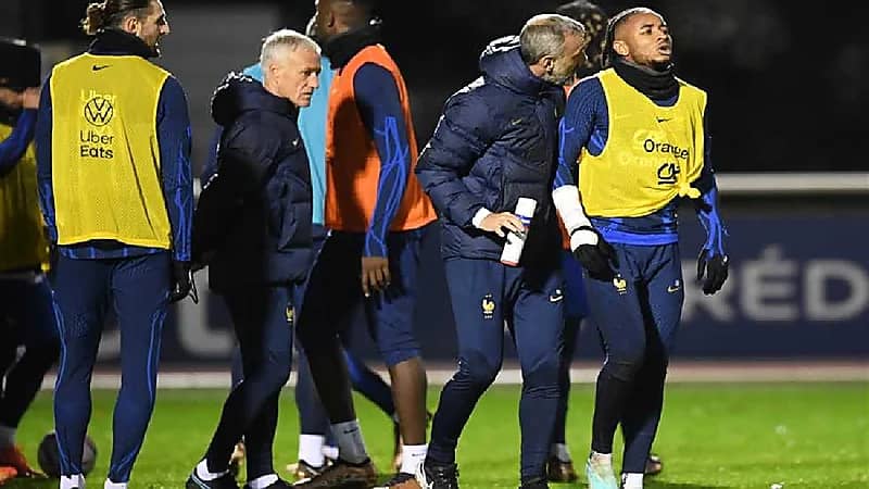 شاهد .. لحظة إصابة نكونكو في تدريبات فرنسا ومواني بديلاً له