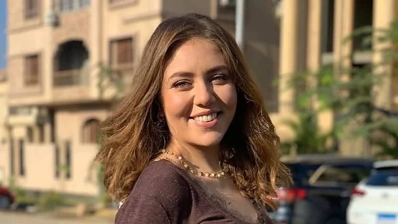 فنانة مصرية تفقد شعرها بعد تعرضها لحقن طبي دون موافقتها .. فيديو وصور