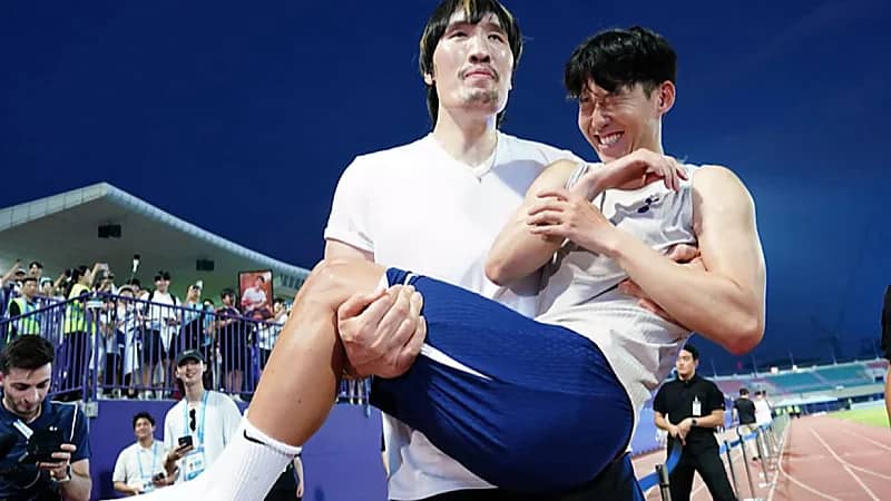 مقاتل عملاق يودع سون بطريقة طريفة.. صور