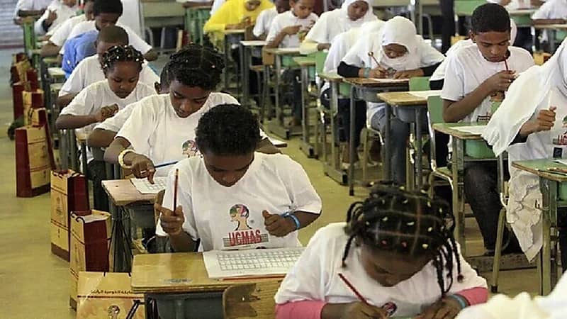 صورة.. أب يزوج ابنه القاصر احتجاجا على تعليق الدراسة!