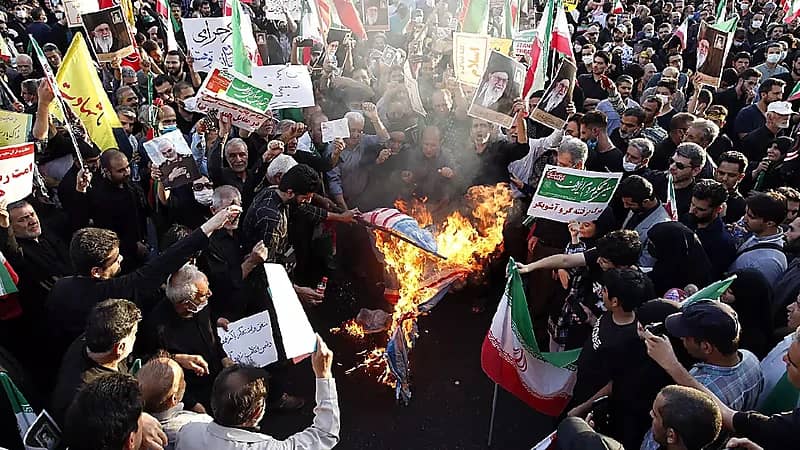 الأمن الإيراني يقتل طالبة ويدخل آخر في غيبوبة بعد ضربهما أثناء اعتقالهما