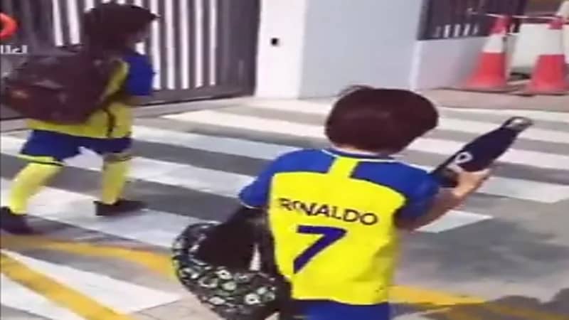 ابنا مذيعة العربية نادين الخماش في طريقهما للمدرسة بقميص النصر.. فيديو