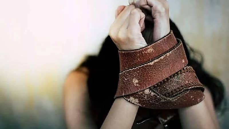 القبض على زوج عنّف زوجته وصوّرها مقيدة بالحبال!