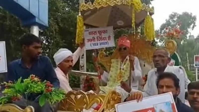 شاهد.. رجل بسن الـ 102 يثير الجدل بموكب عرس