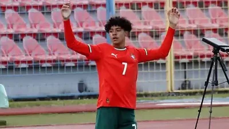 نجل رونالدو يلفت الأنظار خلال حضوره عرضًا نسائيًا .. فيديو