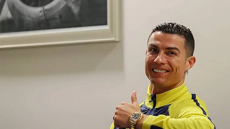 كريستيانو في نزهة إلي المقهي فتتحول إلي جلسة تصوير .. فيديو