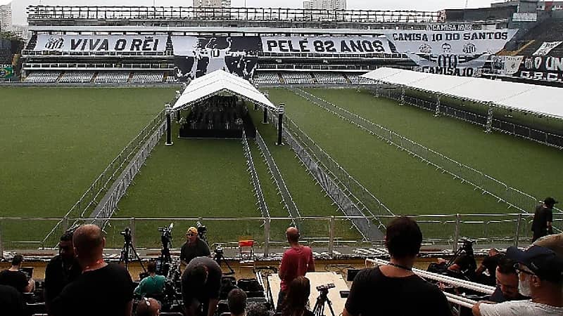 فيديو..ألعاب نارية تحية لموكب جثمان بيليه في ملعب سانتوس