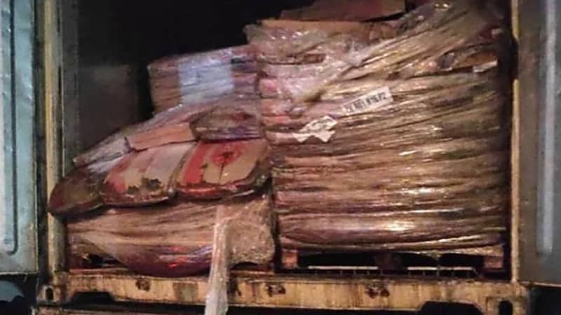 ضبط 32 طنًا من الدجاج الفاسد داخل شاحنة مخالفة بجدة