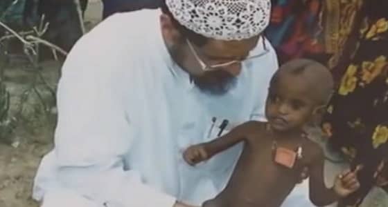 بالفيديو.. موقف إنساني من الداعية الكويتي " السميط " تجاه طفلة كينية