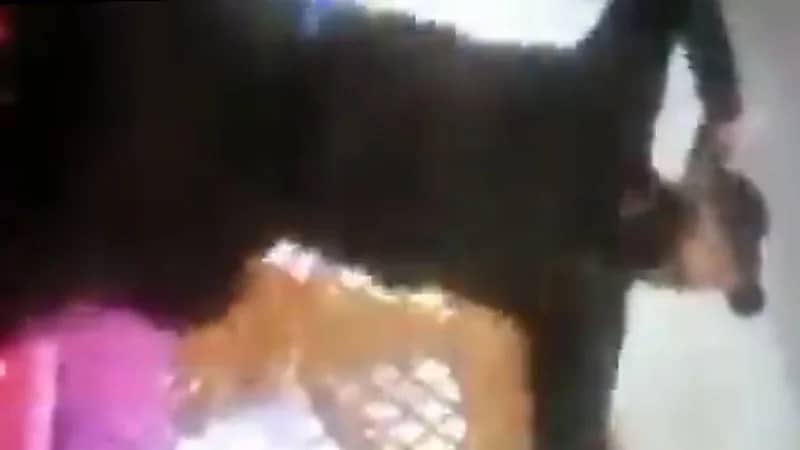 بالفيديو.. أب يعذب ابنته بالضرب المبرح ليرسل مقاطع الفيديو الى الأم