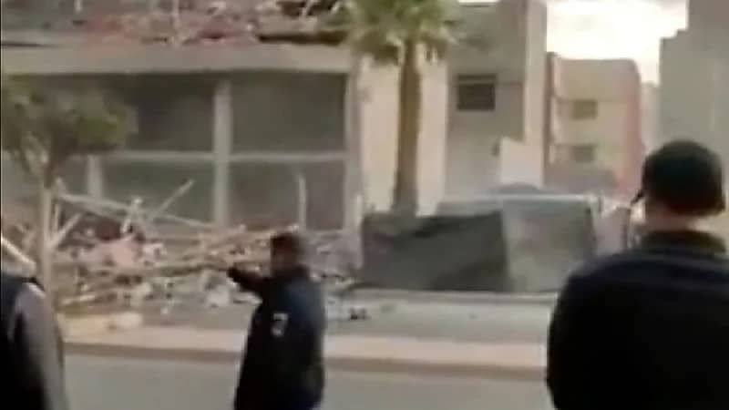 شاهد.. لحظة انهيار عمارة مكونة من 4 طوابق