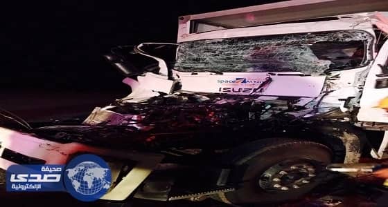 الهلال الأحمر بالطائف ينقذ حياة سائق في حادث اصطدام شاحنة بـ " تريلا "