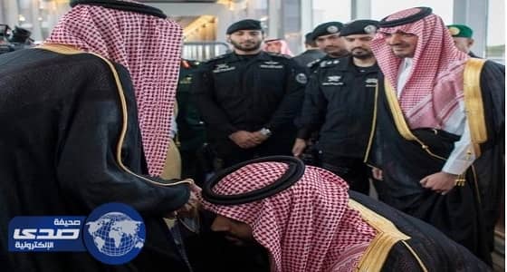 بالفيديو والصور.. ولي العهد يقبل قدم خادم الحرمين أثناء وداعه