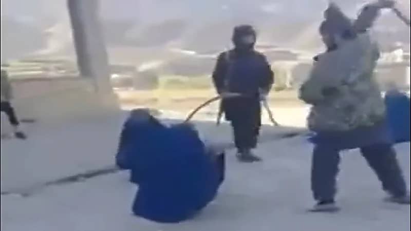 شاهد .. طالبان تجلد امرأة بوحشية تسوقت بدون "محرم"