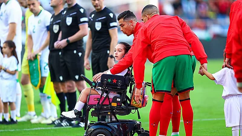 لفتة إنسانية من محترف النصر قبل مباراة منتخب بلاده .. فيديو