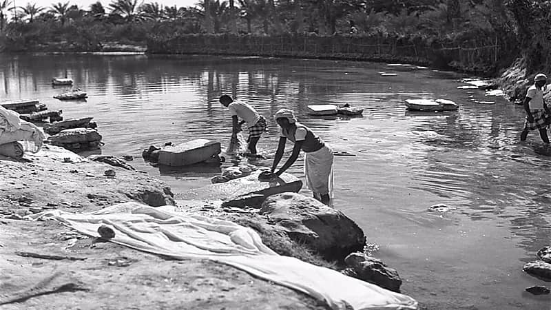 بالصور.. غسيل الملابس في عين أم خريسان بالأحساء