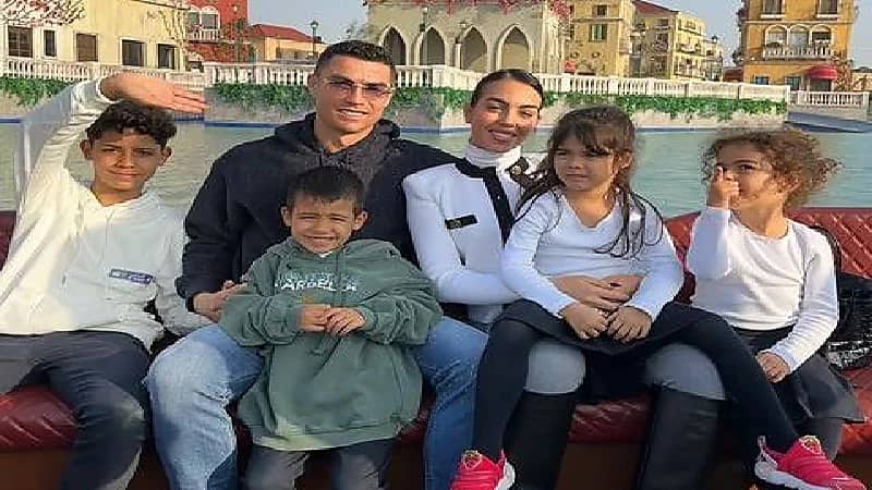 رونالدو يلحق أحد أبنائه بمدرسة بالرياض بعد تعرضه للضرب بالخارج