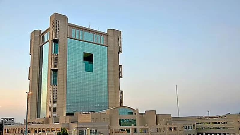 ضبط صهريج صرف مياه الصرف الصحي بشبكة تصريف مياه الأمطار بجدة