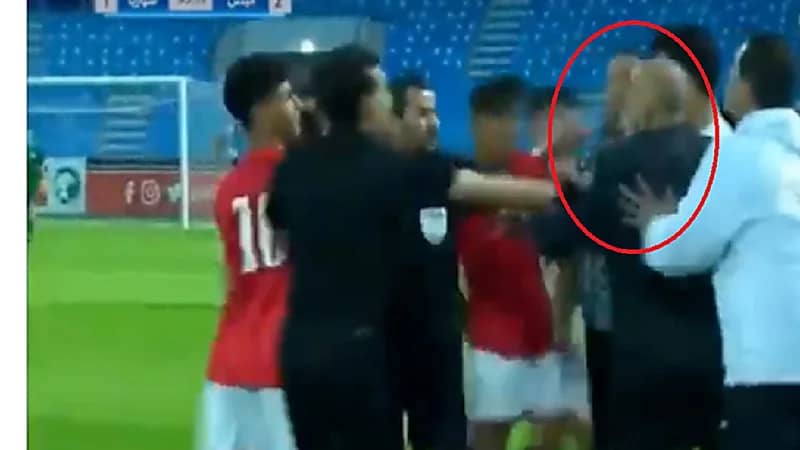 بالفيديو.. مدرب منتخب سوريا للناشئين يثير غضب الجمهور اليمني