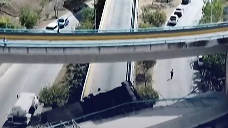 انهيار جسر على طريق سريع أثناء مرور مركبة ثقيلة فوقه .. فيديو