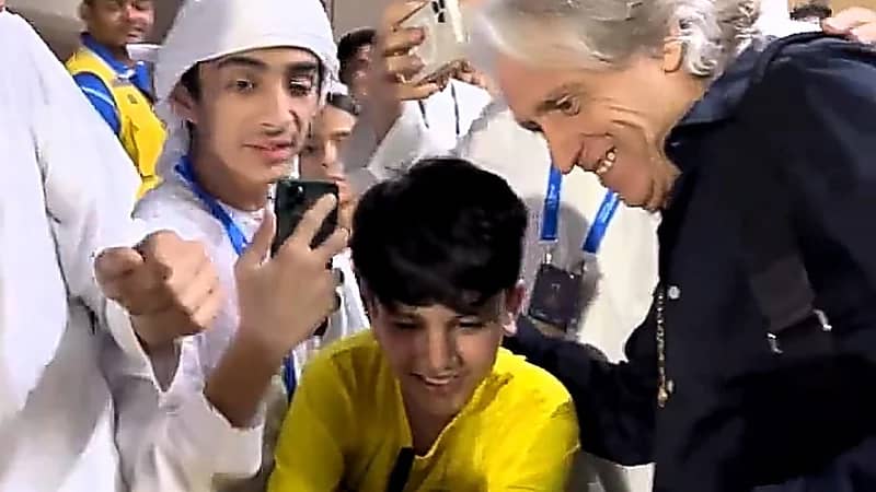 جيسوس يلبي رغبة مشجعين نصراويين في التصوير والتوقيع على علم النصر .. فيديو