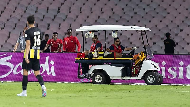 إصابة أحمد بامسعود ونقله للمستشفى .. صور