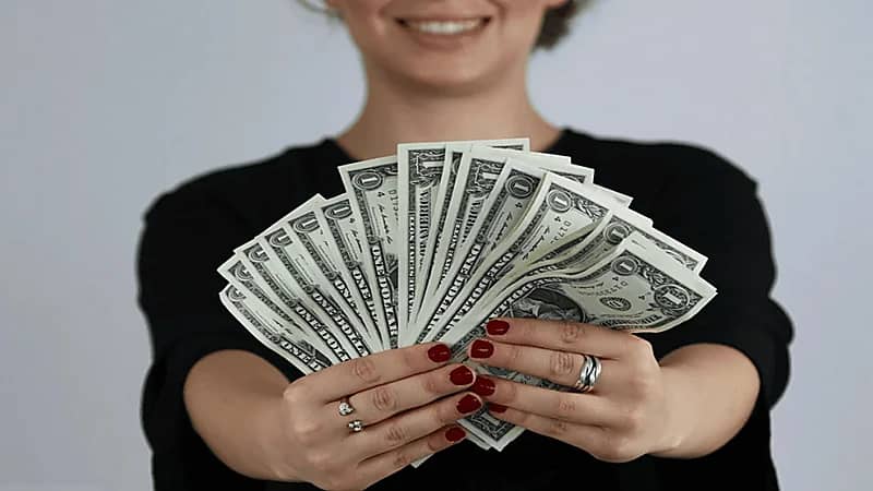 حلم سيدة يتحول لحقيقة بربحها 100 ألف دولار بورقة يانصيب