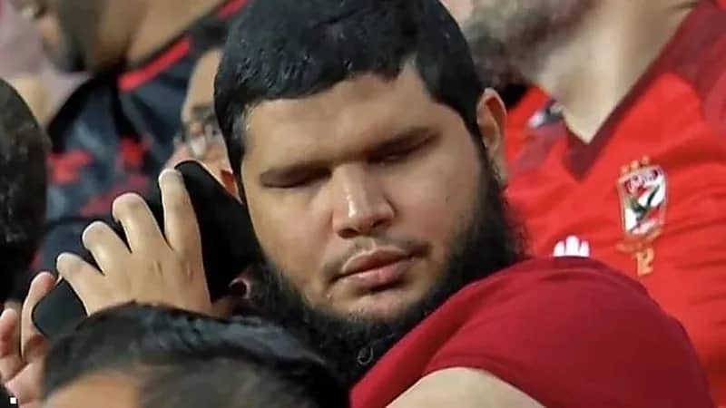 الإمام الكفيف يجذب الأنظار خلال لقاء السوبر المصري
