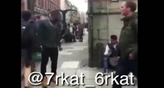 بالفيديو.. رجل يسرق متسولا بطريقة غريبة وطريفة