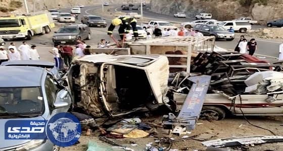 بالصور.. مقتل وإصابة 4 في تصادم شاحنة و3 سيارات بالنماص