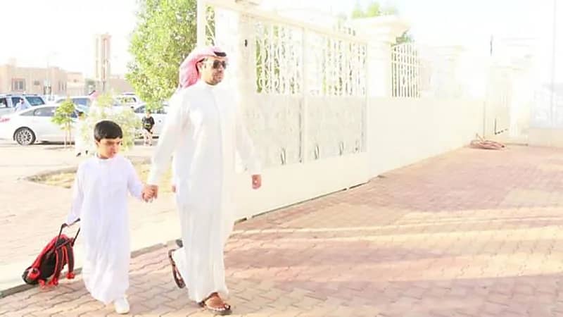 شخص ينبه أولياء الأمور بناءاً على مشهد صادم شاهده لأحد الأبناء أمام مدرسة .. فيديو