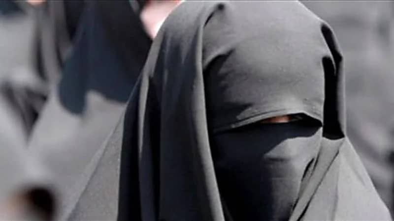 فتاة تتعرض لصدمة بعدما اكتشفت أن صديقتها رجلًا