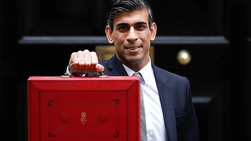 ريشي سوناك أول هندي يقود الحكومة البريطانية