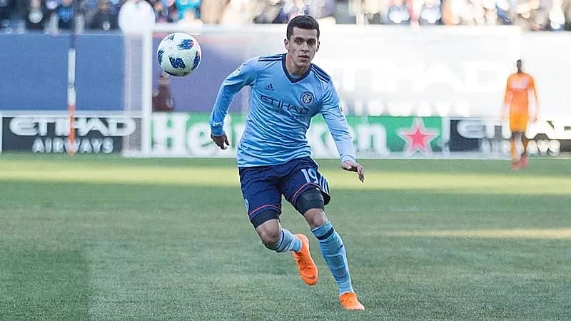 ضمك يقترب من ضم الباراغوياني ميدينا