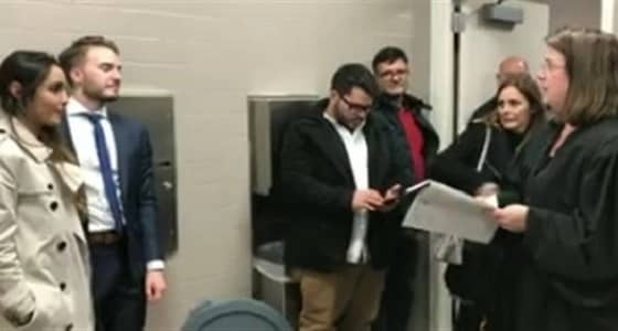 بالفيديو.. عروسان يعقدان حفل زفافهما بالحمام لسبب غريب