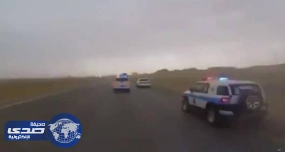 بالفيديو.. مطاردة مثيرة بين شرطة الرياض ومطلوب أمني على أحد الطرق السريعة