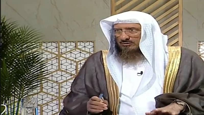 الماجد يوضح حكم إيقاف قلب جنين لإصابته بمرض لايستطيع العيش معه.. فيديو