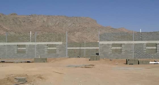 بالصور.. إيقاف العمل في أحد المباني المخالفة بنجران