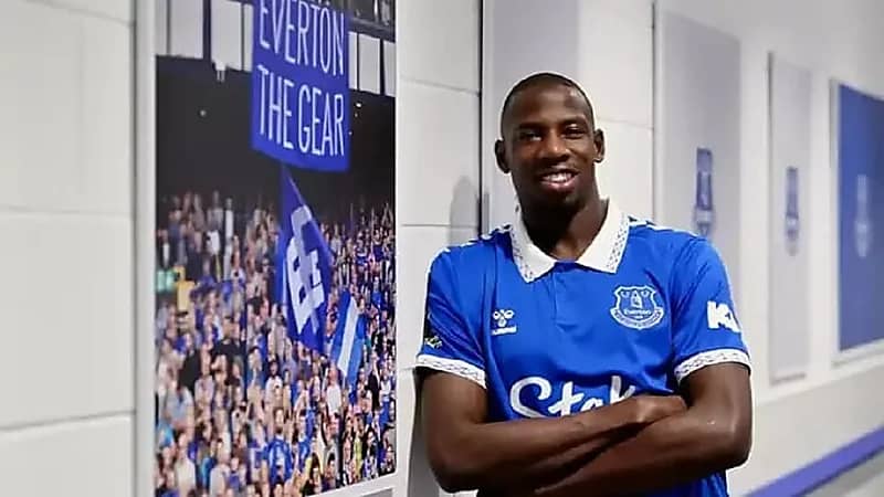 الشباب يتراجع عن صفقة لاعب إيفرتون