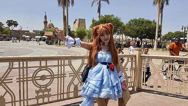 سائحة صينية تخطف الأنظار والأهالي يشبهونها بـ باربي.. صور