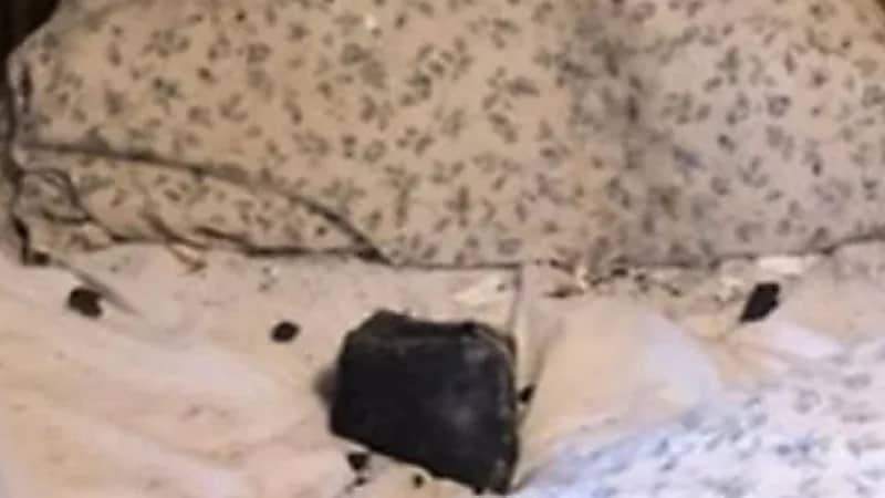 سقوط نيزك على امرأة نائمة في منزلها