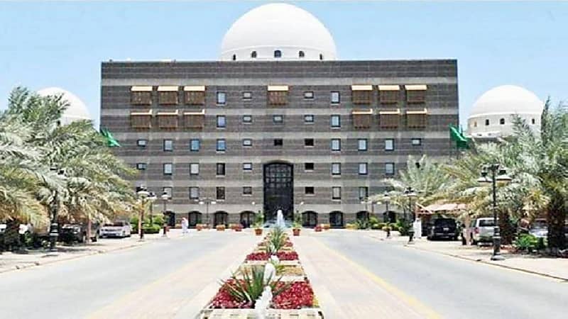 إلزام المقاول المسؤول بتعويض أصحاب المركبات المتضررة من حفرة طريق الملك خالد