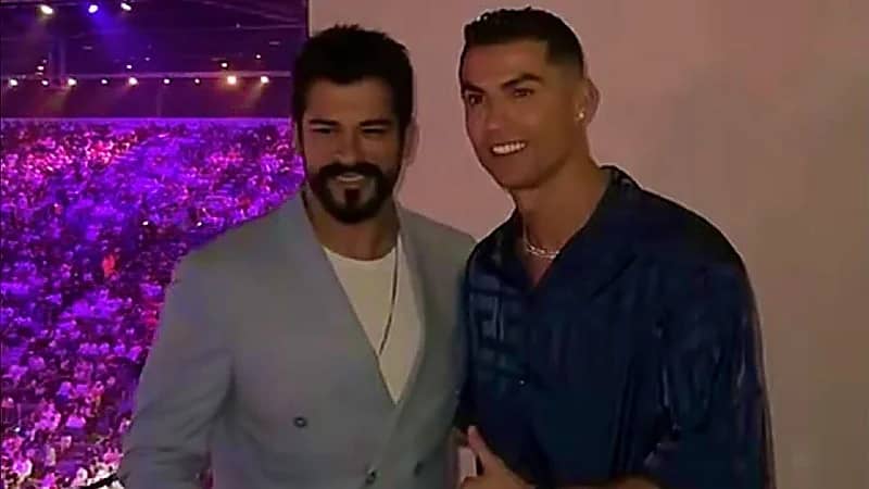 بوارك يلتقط الصور التذكارية برفقة رونالدو في موسم الرياض