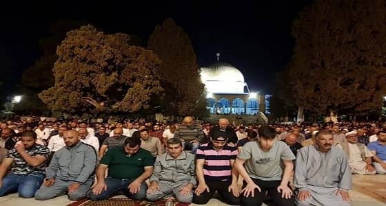 إصرار شعب.. مئات الفلسطينيين يتوافدون على الأقصى لأداء الصلاة