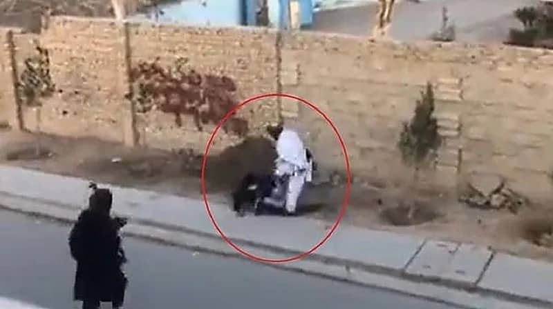 فيديو..عنصر من طالبان يركل وجه أحد المحتجين على قرار منع الفتيات من التعليم